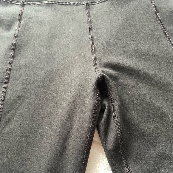VGUC Fabletics Women’s Black Capri Tights Leggings w/ Mesh Detail Size Medium M - Picture 3 of 11